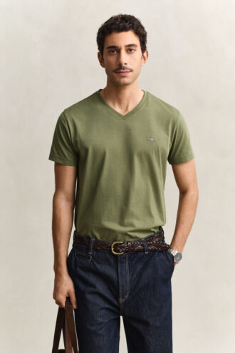 Slim-Fit-T-Shirt mit V-Ausschnitt und Wappen