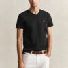 Slim-Fit-T-Shirt mit V-Ausschnitt und Wappen