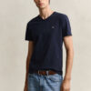 Slim-Fit-T-Shirt mit V-Ausschnitt und Wappen