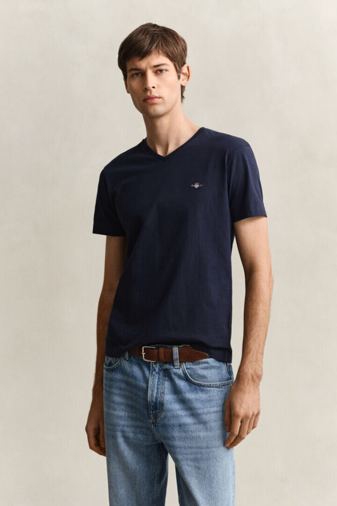Slim-Fit-T-Shirt mit V-Ausschnitt und Wappen