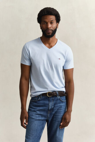 Slim-Fit-T-Shirt mit V-Ausschnitt und Wappen