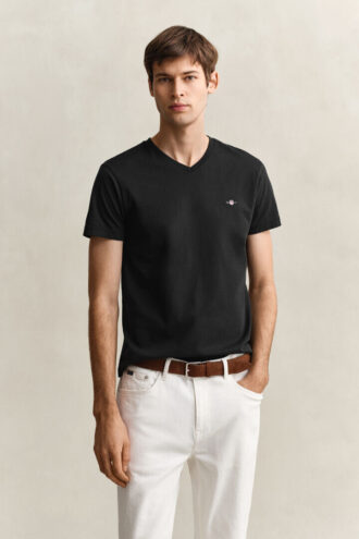 Slim-Fit-T-Shirt mit V-Ausschnitt und Wappen