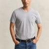 Slim-Fit-T-Shirt mit V-Ausschnitt und Wappen