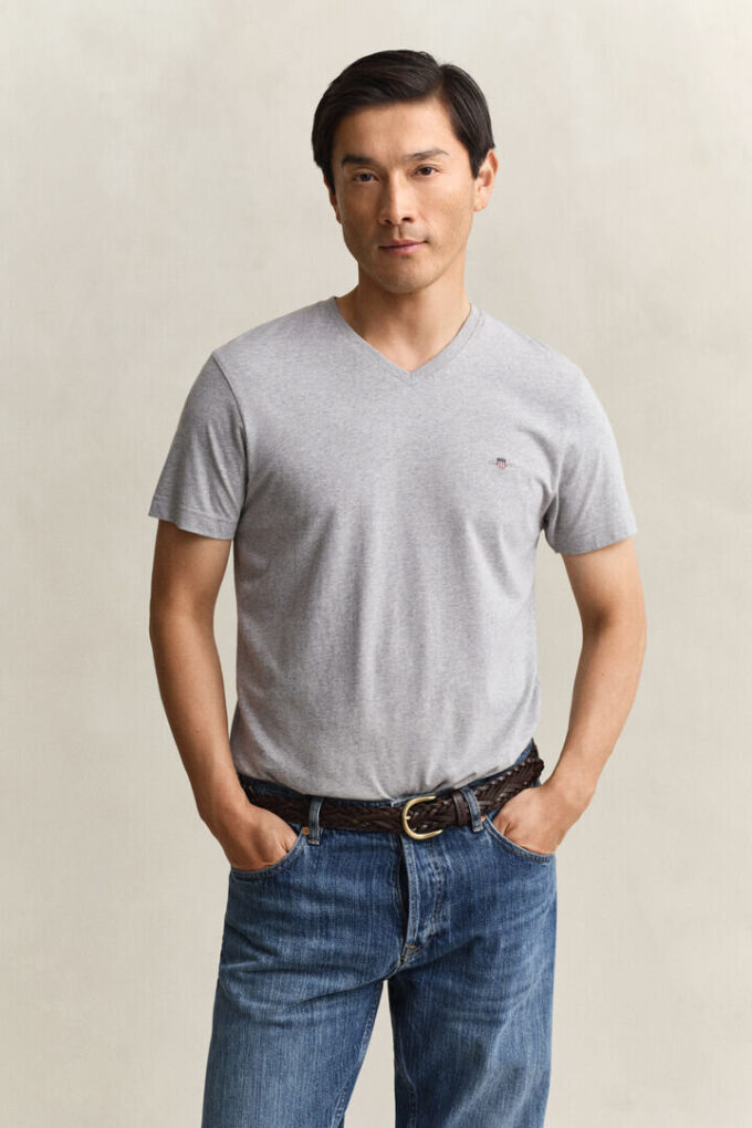 Slim-Fit-T-Shirt mit V-Ausschnitt und Wappen