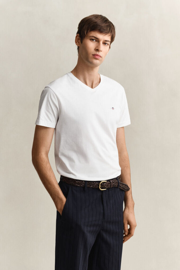 Slim-Fit-T-Shirt mit V-Ausschnitt und Wappen