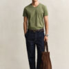 Slim-Fit-T-Shirt mit V-Ausschnitt und Wappen