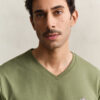 Slim-Fit-T-Shirt mit V-Ausschnitt und Wappen