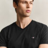 Slim-Fit-T-Shirt mit V-Ausschnitt und Wappen