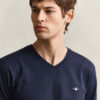 Slim-Fit-T-Shirt mit V-Ausschnitt und Wappen