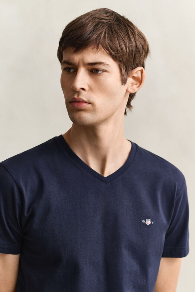 Slim-Fit-T-Shirt mit V-Ausschnitt und Wappen