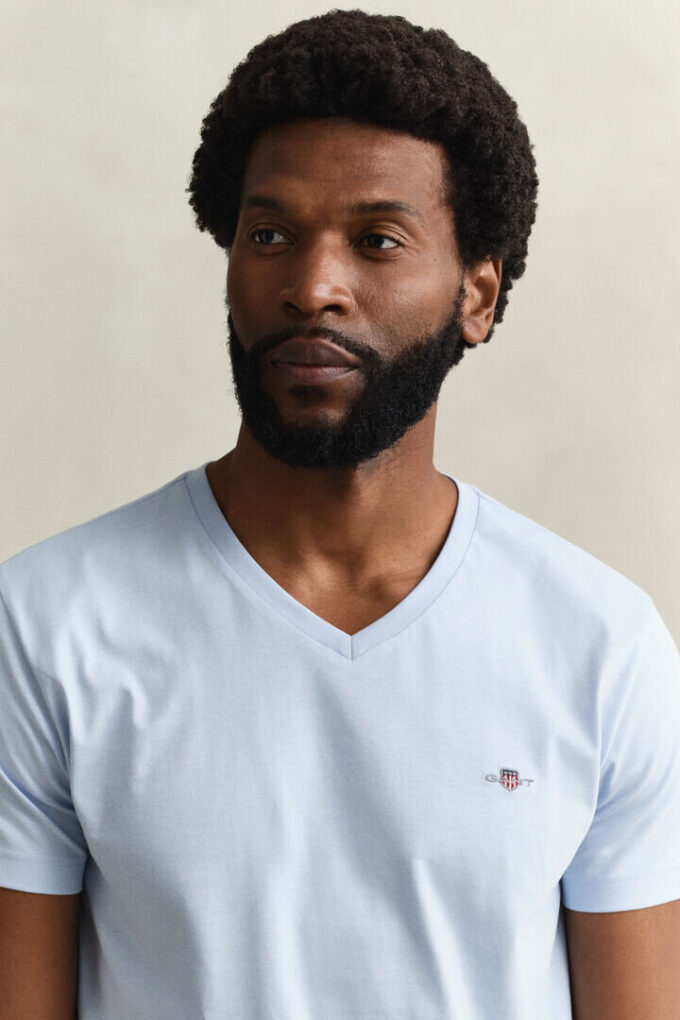 Slim-Fit-T-Shirt mit V-Ausschnitt und Wappen