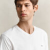 Slim-Fit-T-Shirt mit V-Ausschnitt und Wappen