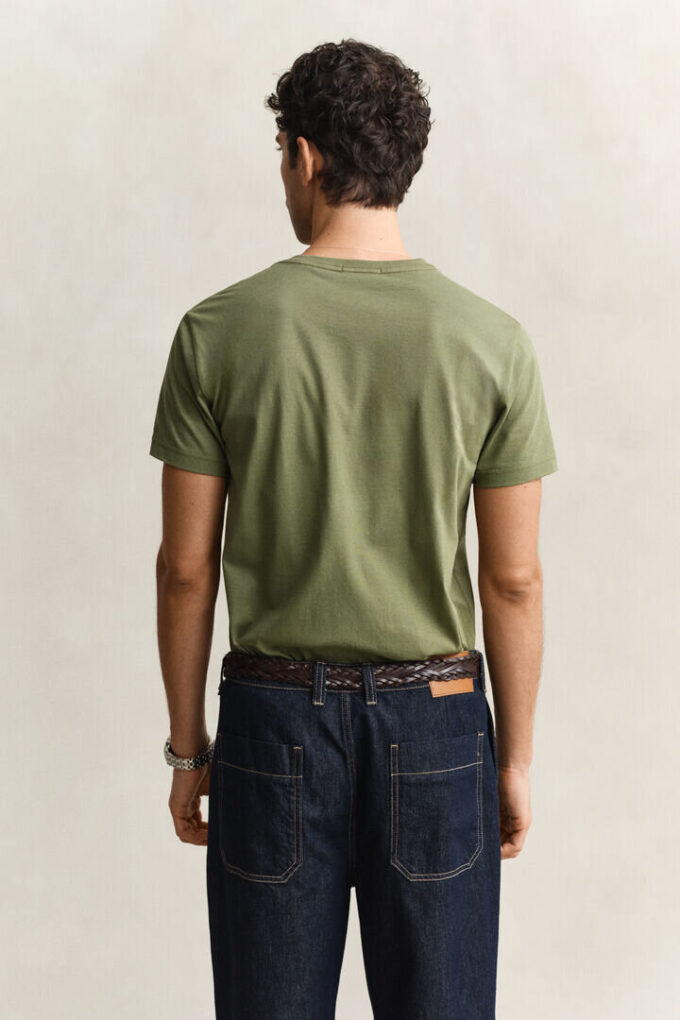 Slim-Fit-T-Shirt mit V-Ausschnitt und Wappen