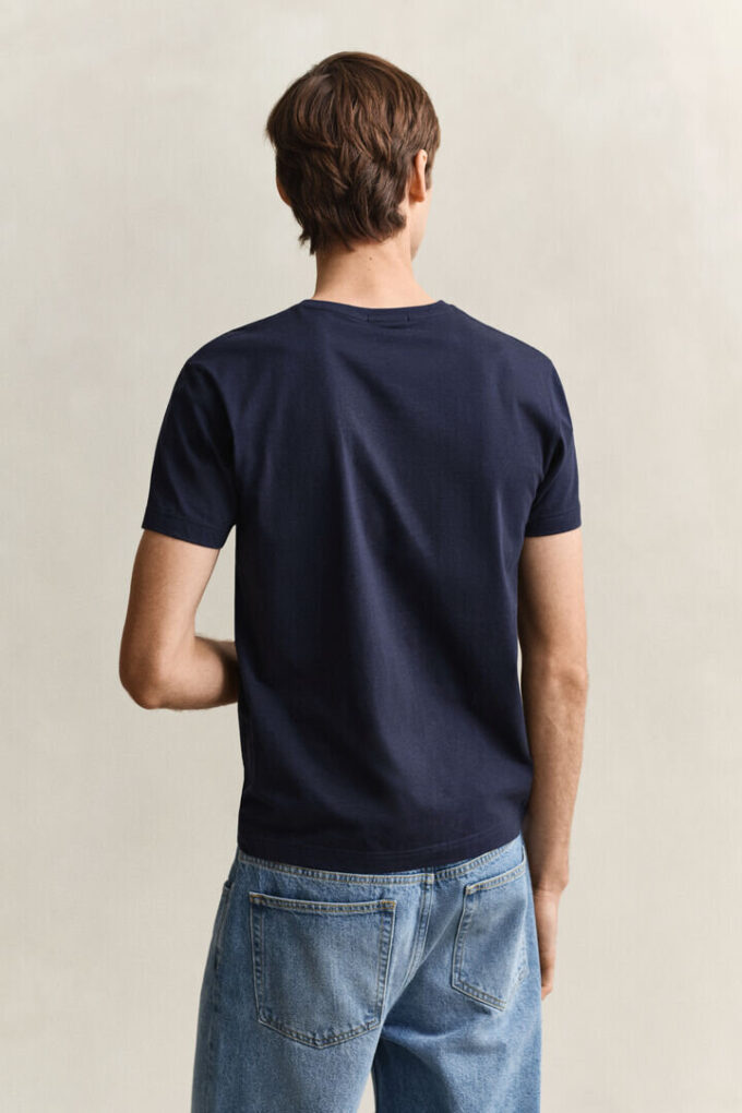 Slim-Fit-T-Shirt mit V-Ausschnitt und Wappen
