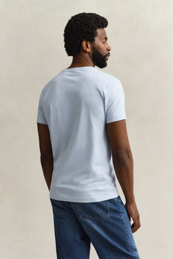 Slim-Fit-T-Shirt mit V-Ausschnitt und Wappen