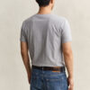 Slim-Fit-T-Shirt mit V-Ausschnitt und Wappen