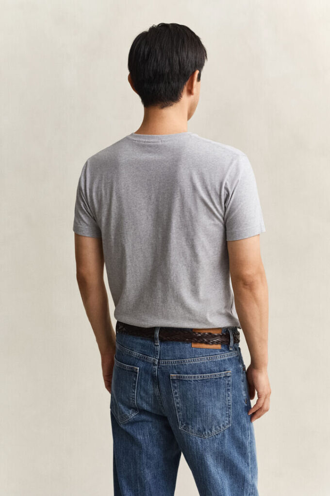 Slim-Fit-T-Shirt mit V-Ausschnitt und Wappen