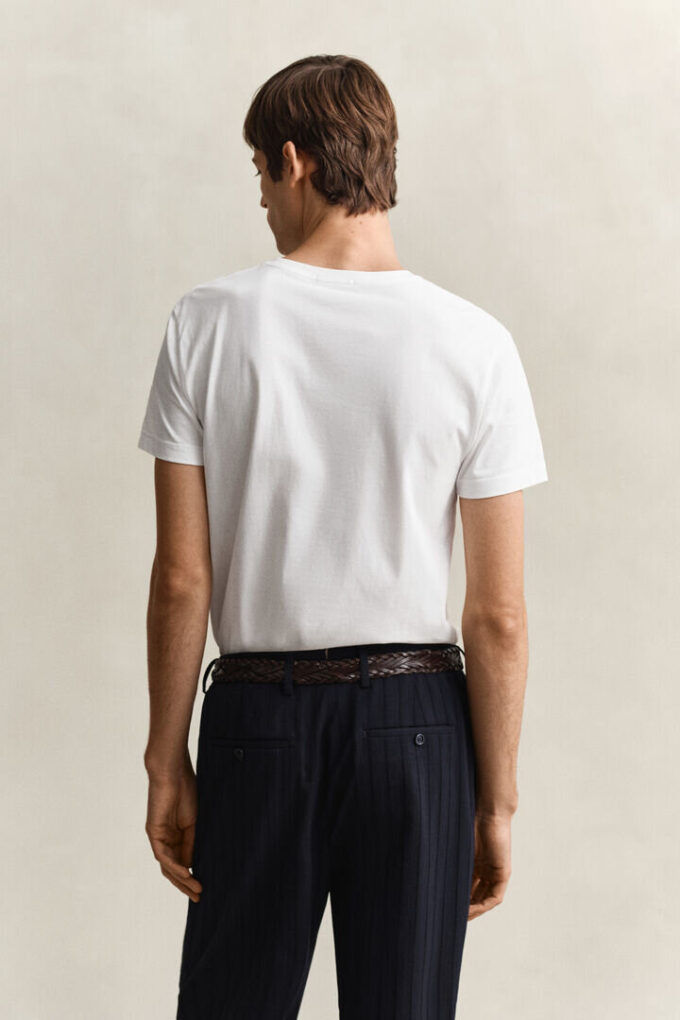 Slim-Fit-T-Shirt mit V-Ausschnitt und Wappen