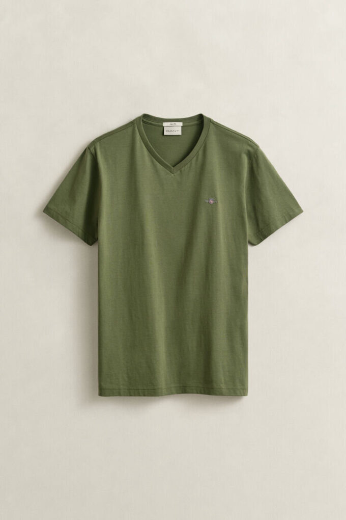 Slim-Fit-T-Shirt mit V-Ausschnitt und Wappen