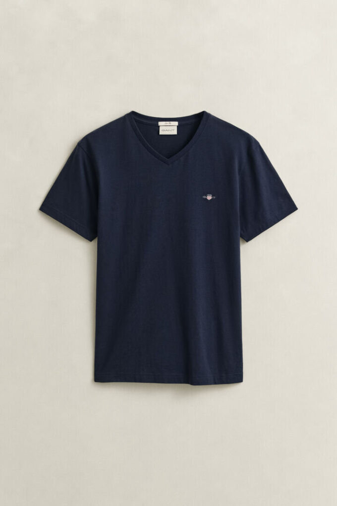 Slim-Fit-T-Shirt mit V-Ausschnitt und Wappen