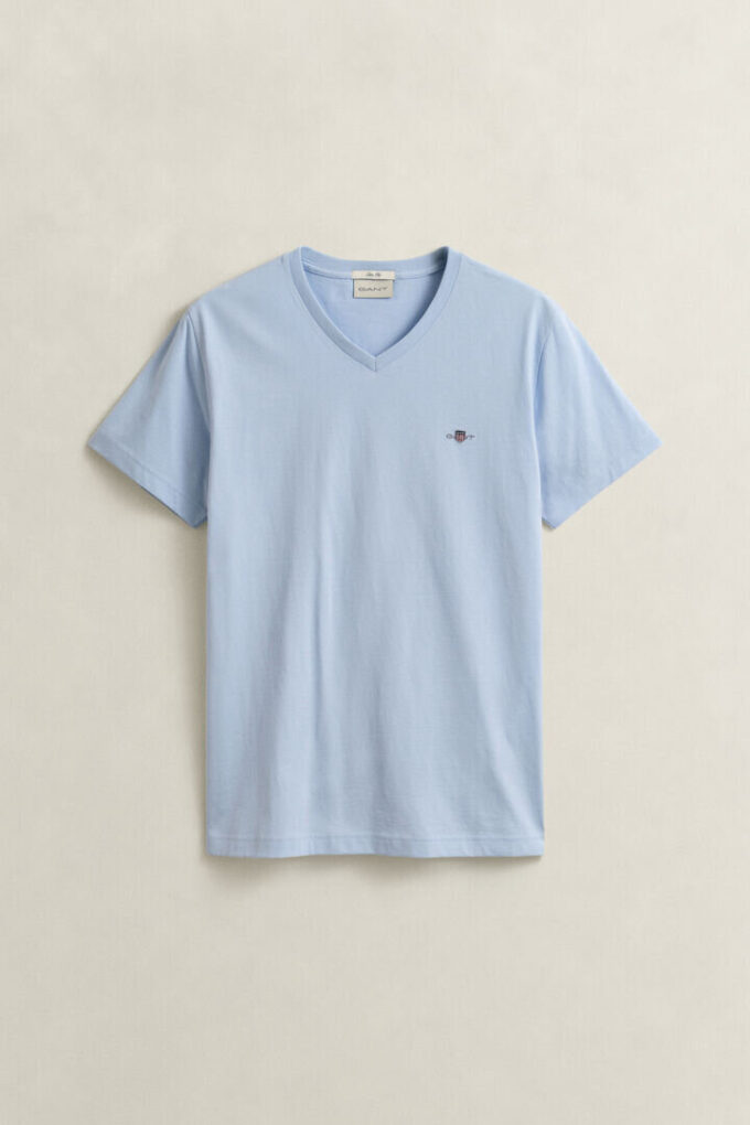 Slim-Fit-T-Shirt mit V-Ausschnitt und Wappen
