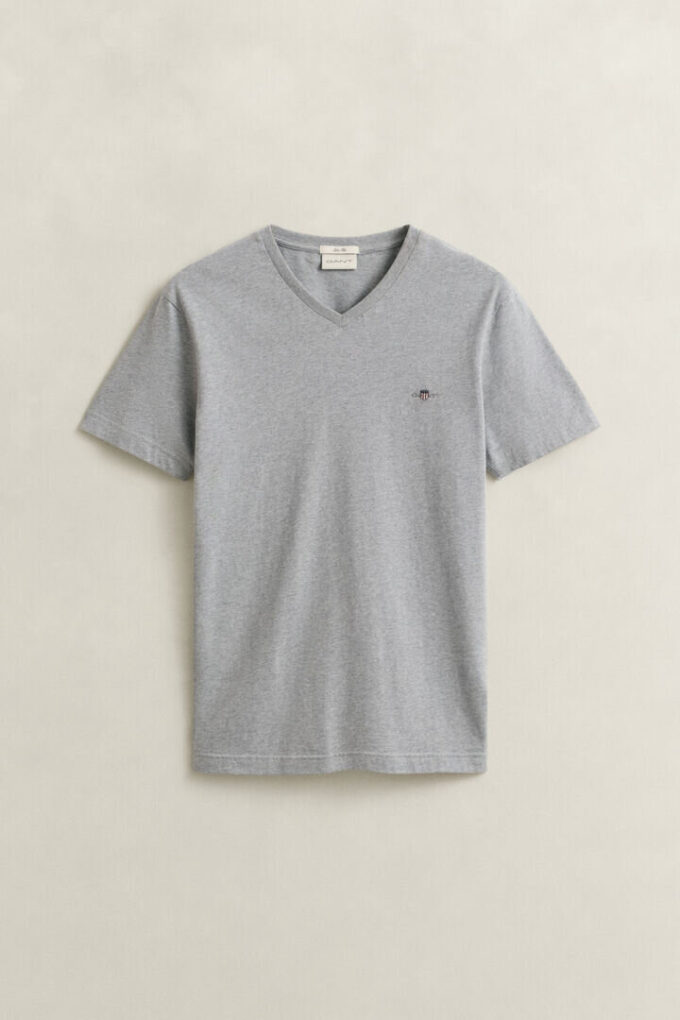 Slim-Fit-T-Shirt mit V-Ausschnitt und Wappen