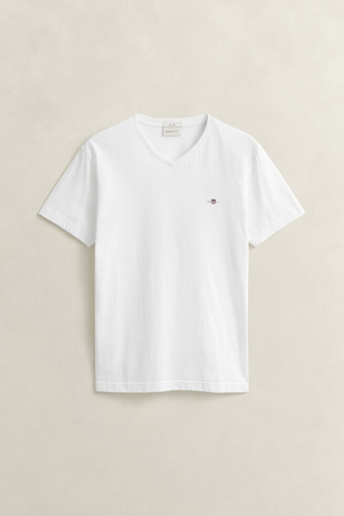 Slim-Fit-T-Shirt mit V-Ausschnitt und Wappen