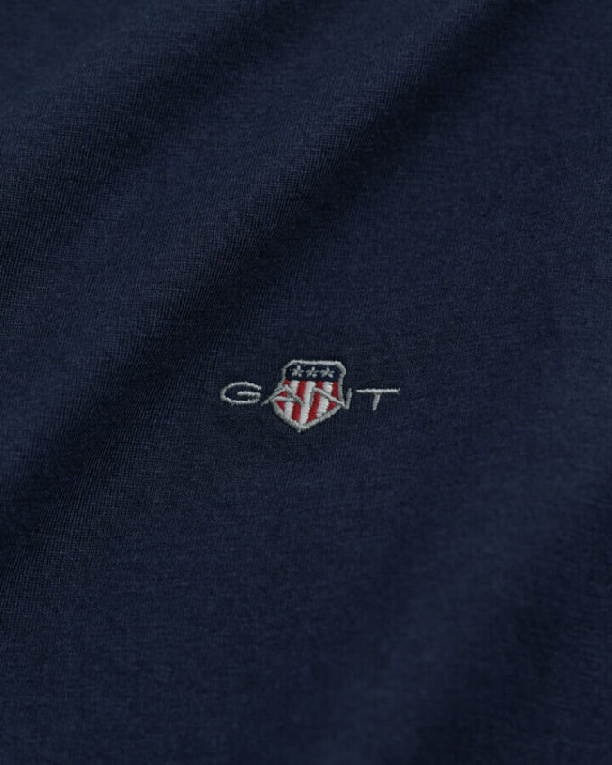 Slim-Fit-T-Shirt mit V-Ausschnitt und Wappen
