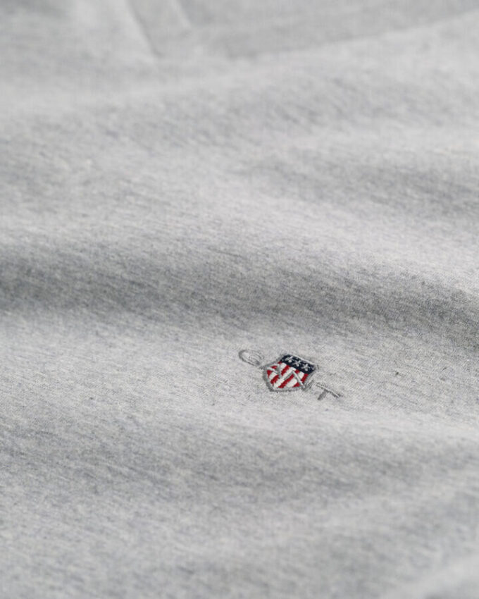 Slim-Fit-T-Shirt mit V-Ausschnitt und Wappen