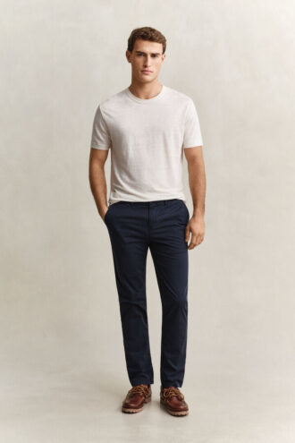 Sonnenverblasste Chinos