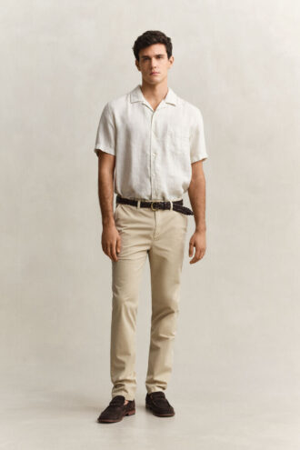 Sonnenverblasste Chinos