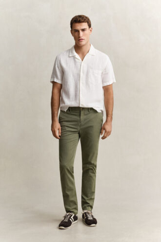 Sonnenverblasste Chinos