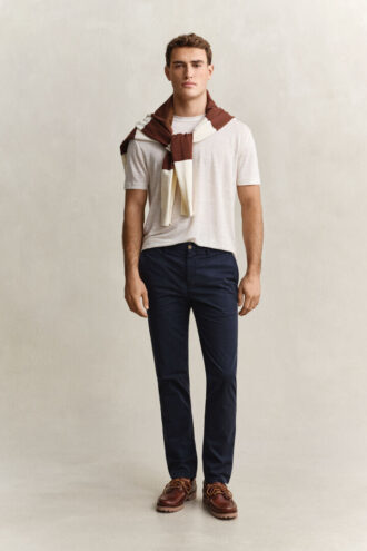 Sonnenverblasste Chinos